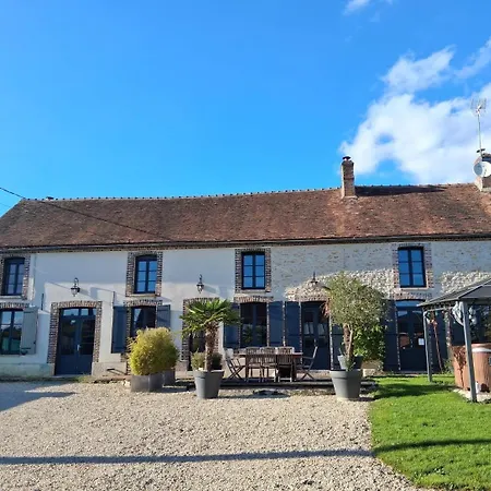 Holiday home Spacieux 4 Personnes Avec Jacuzzi Savins