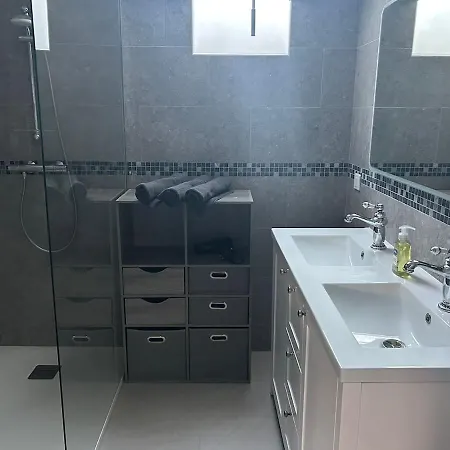 Holiday home Spacieux 4 Personnes Avec Jacuzzi Savins