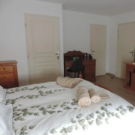 Holiday home Spacieux 4 Personnes Avec Jacuzzi Savins