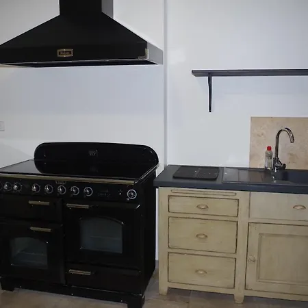 Holiday home Spacieux 4 Personnes Avec Jacuzzi Savins