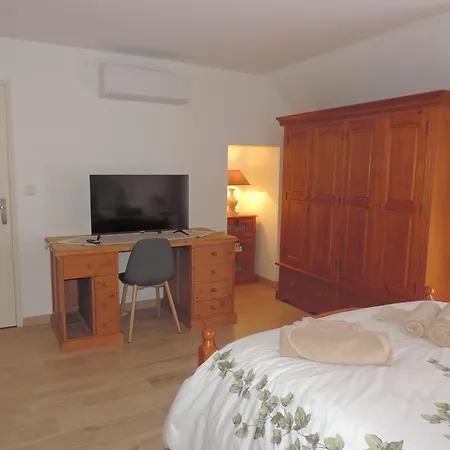Holiday home Spacieux 4 Personnes Avec Jacuzzi Savins